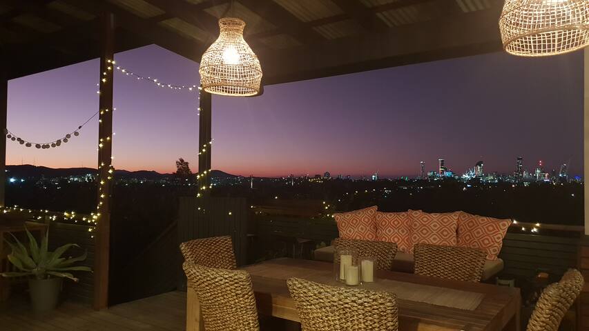 Luxe 4-5BR Retreat w/Pool, Sauna, BBQ & DualLiving gallery image 2