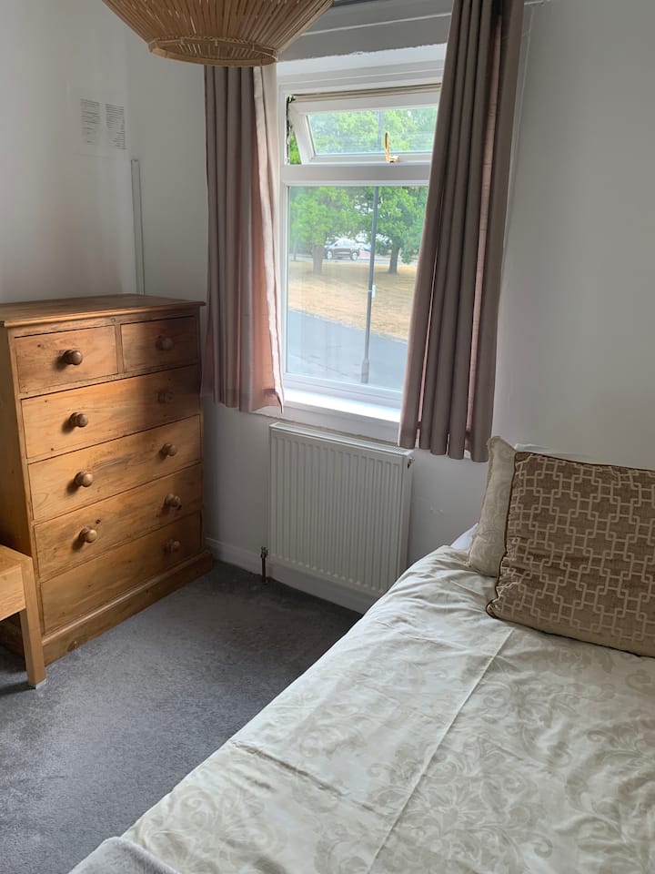 Additional room in leafy Bounds Green Houses for Rent in Greater