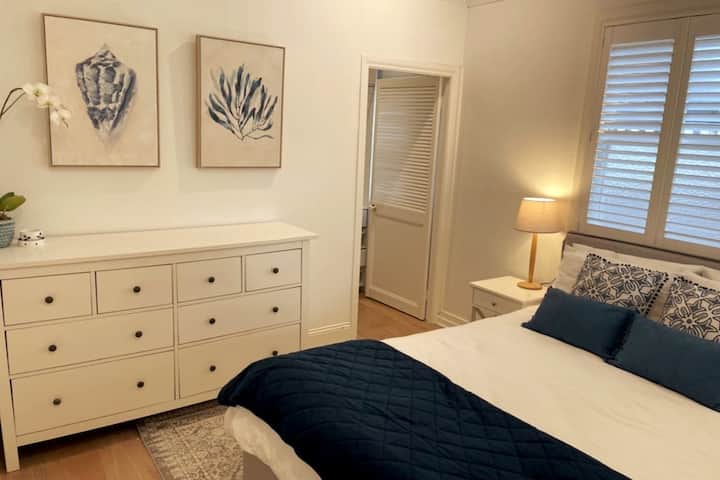 Спална соба 1 - брачен кревет (широк 150-179 см) со наметка за прошетка