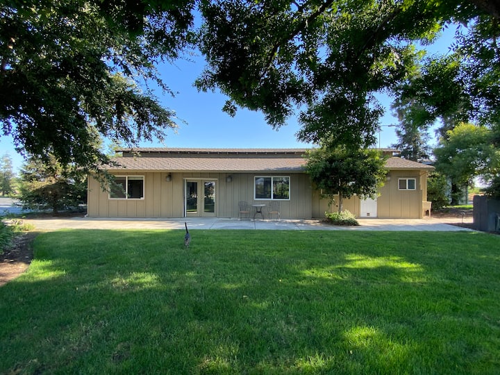 Cheerful 2 bedroom cottage just outside of town! Cottages for Rent in