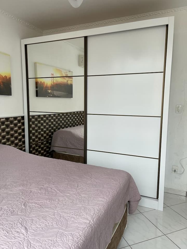 Dormitorio principal con armario doble, con espejo.