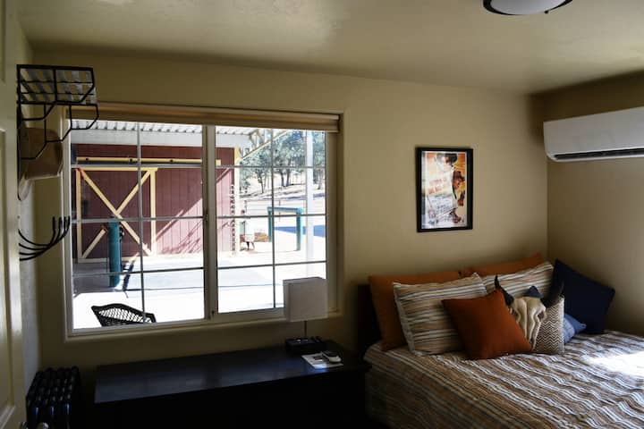 Საძინებელში არის საკუთარი კონდიციონერი დისტანციური მართვის პულტით. Თქვენ კომფორტულად დაიძინებთ  