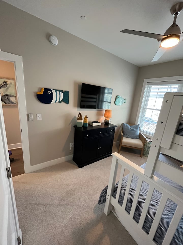 Spavaća soba 4 (1 bračni krevet + 1 gornji bračni krevet + 1 krevet na rasklapanje) - Televizija u ovoj sobi ima kompletan kabelski paket