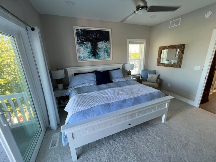 Spavaća soba 1 (bračni krevet) s pogledom na obalu, privatnom terasom, garderobom i kupaonicom