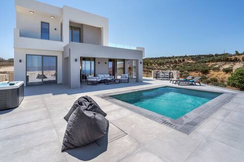 Villa w/Heated Pool, Jacuzzi, BBQ area & Playroom