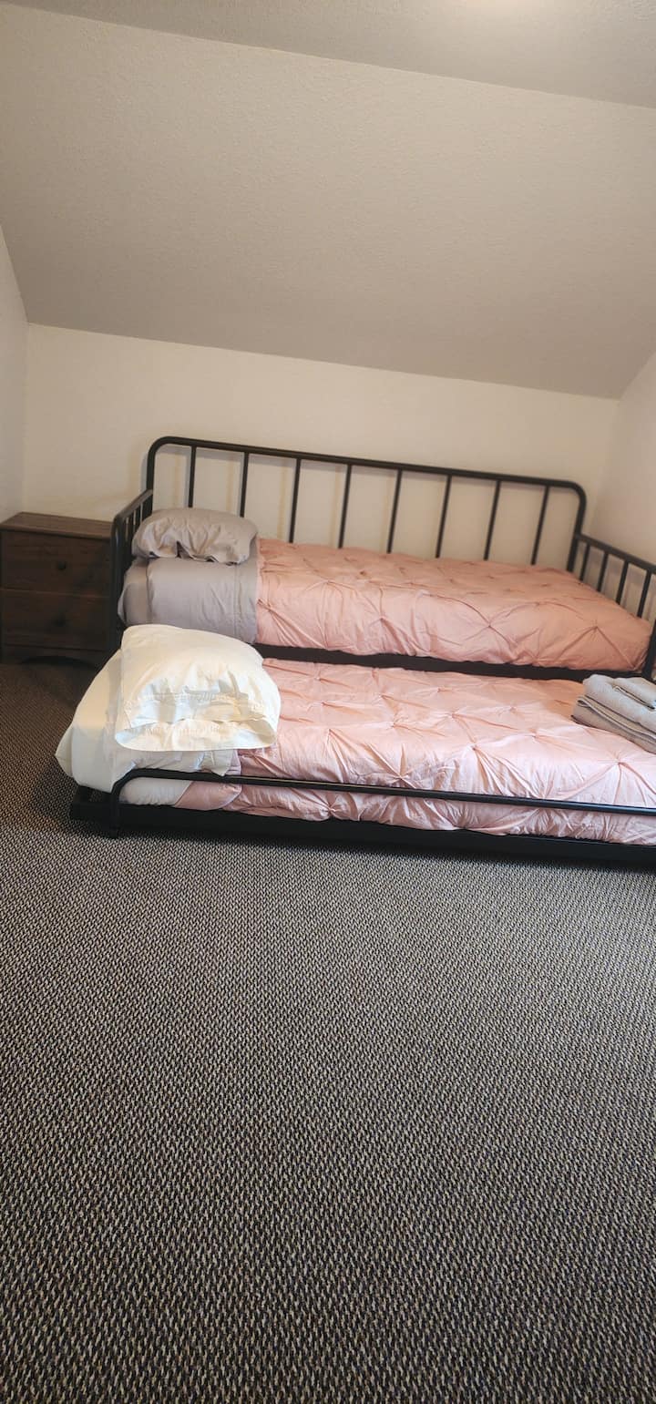 חדר שינה מס '4 עם 2 מיטות זוגיות, למנורה יש תקע וחיבור USB