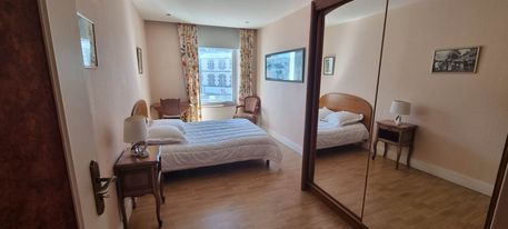 Dhoma e gjumit 2 me pamje nga porti.