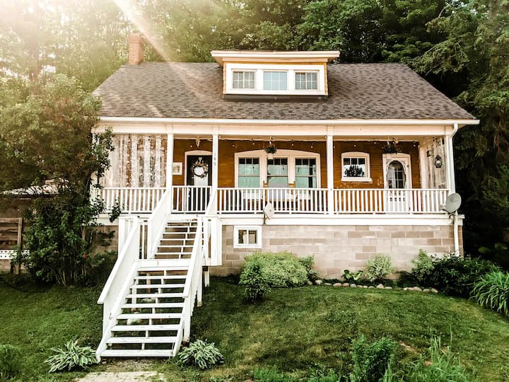 Riverfront Cottage w/Boat Launch Perfect Retreat! Cottages for Rent in Burk's Falls, Ontario