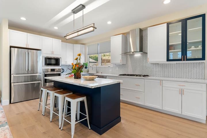 Mountain View 4-bedroom Home gallery image 4