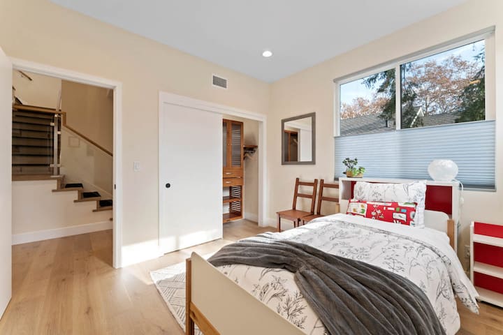 Mountain View 4-bedroom Home gallery image 5