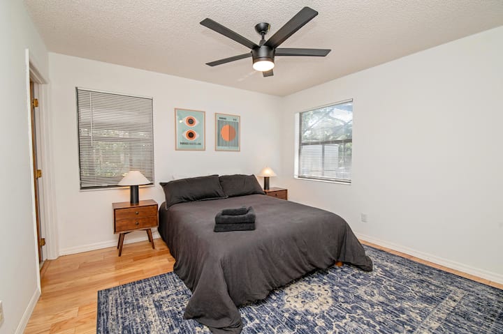 Dormitorio principal, con una ventana que da a la piscina