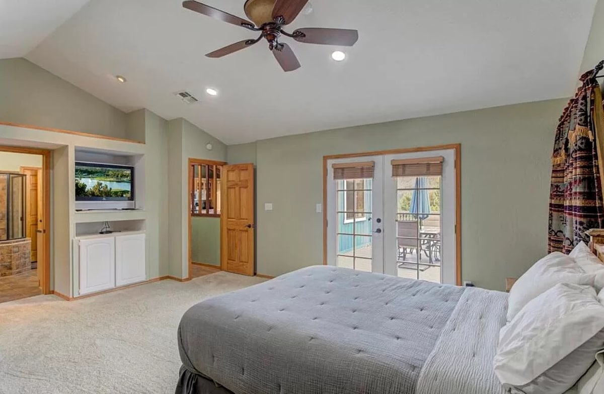 ห้องนอนหลักชั้นบน