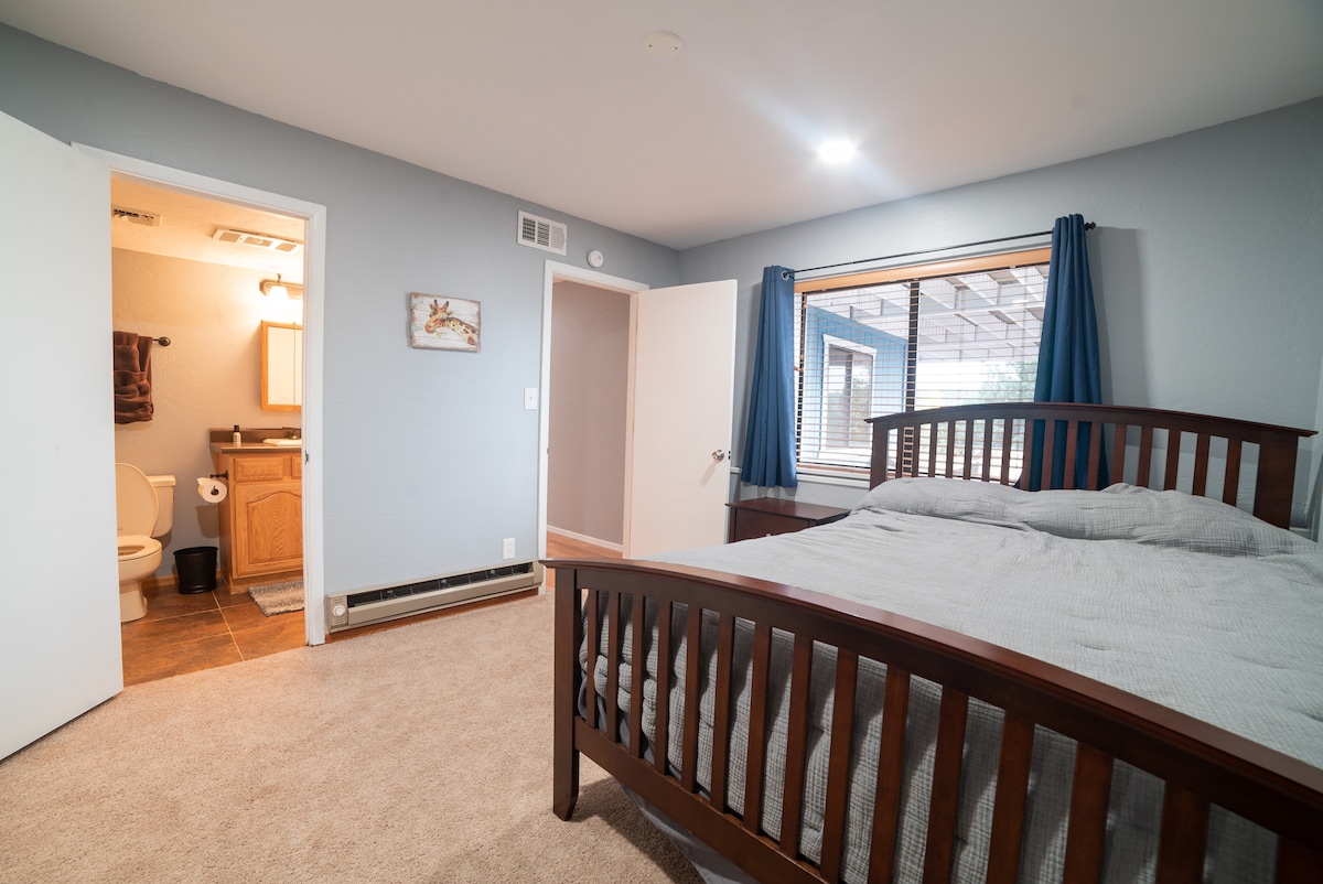 ห้องนอนชั้นล่างพร้อมห้องน้ำแจ็ค - จิลล์