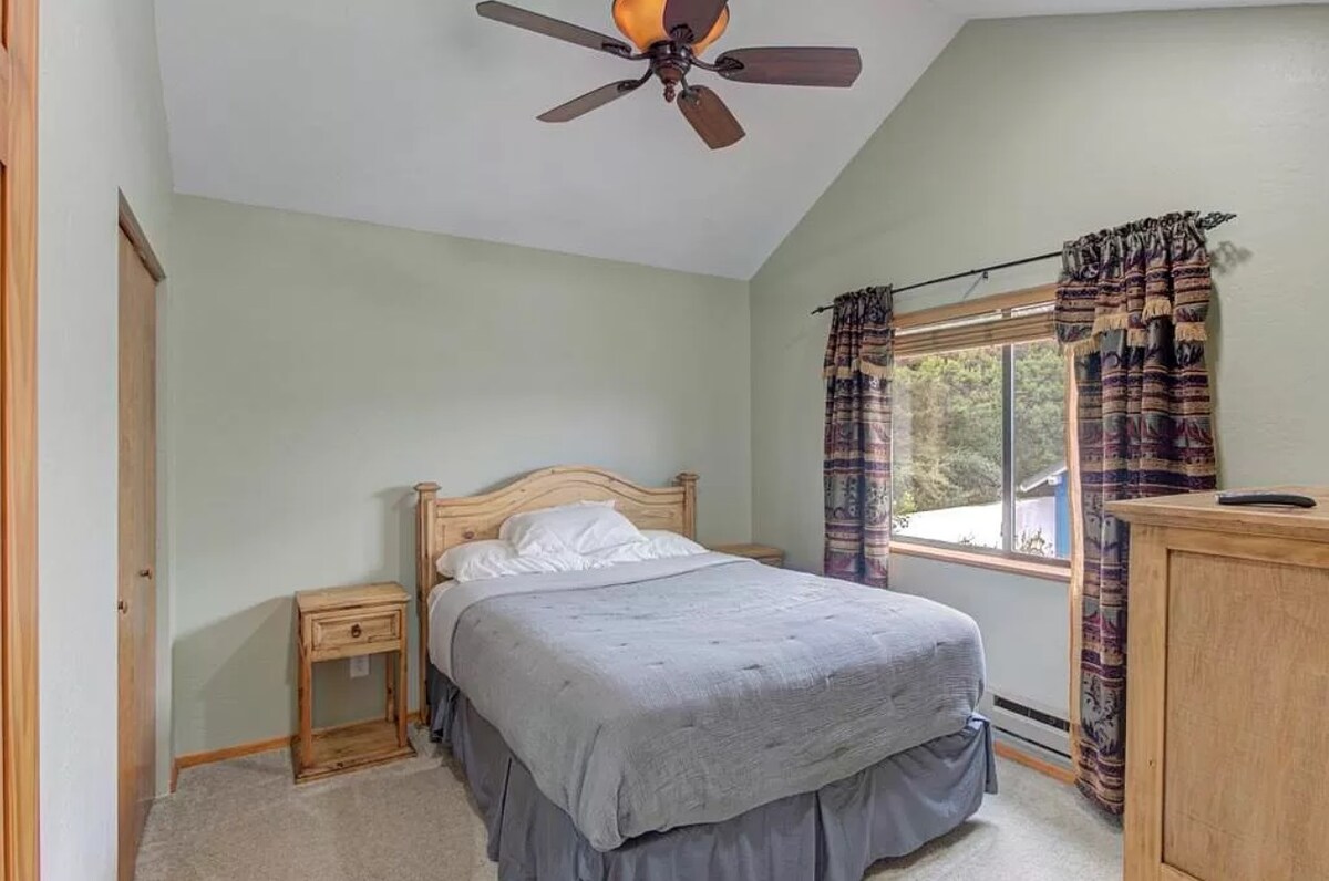 ห้องนอนที่สองชั้นบน