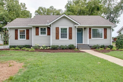 Spacious 3BD/2BA Retreat, Walking Distance to MTSU