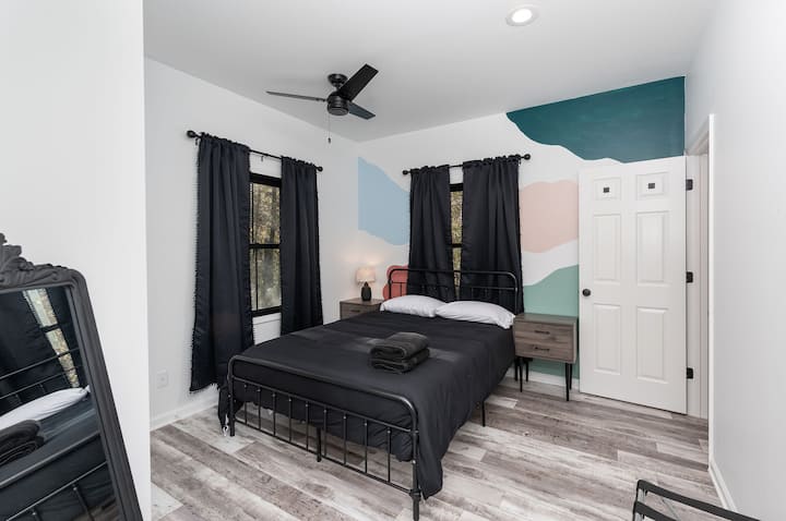 La chambre de vache colorée, équipée d'un matelas Queen Size en mousse à mémoire de forme, à côté de la salle de bain Jack-n-jill.