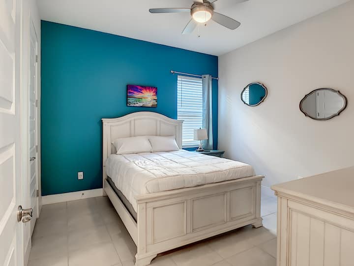 Queen Bedroom with/Smart TV