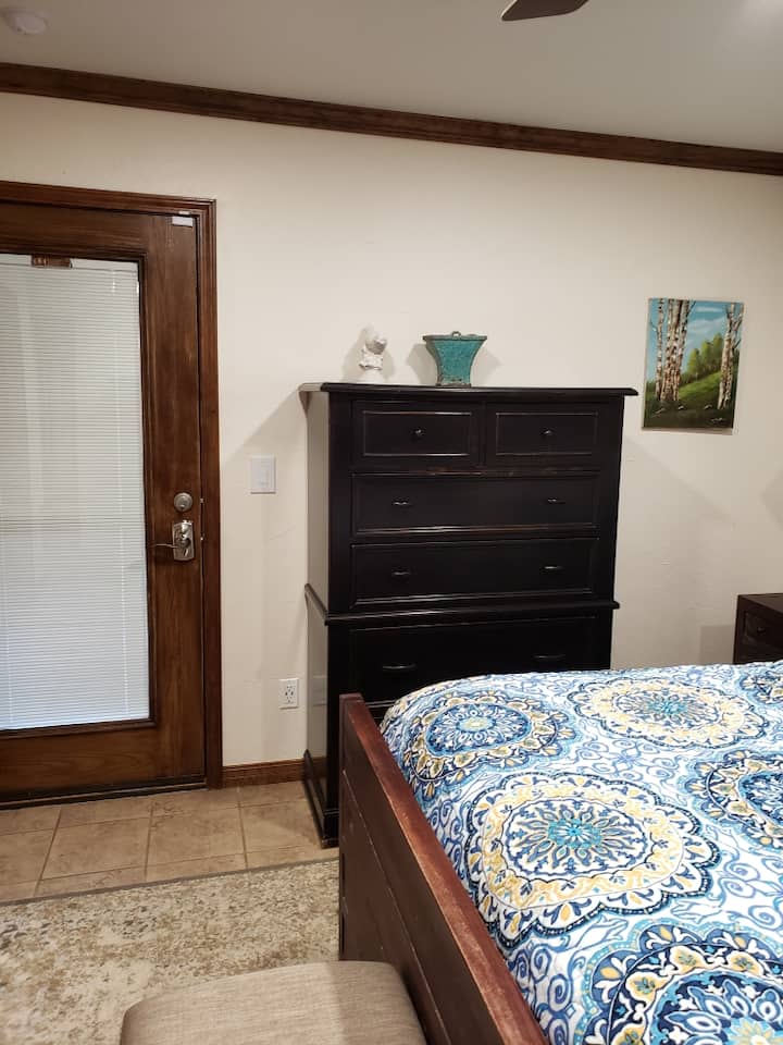 主卧有直接通往露台的外门……