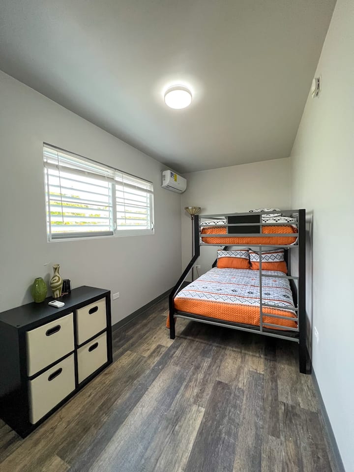 この部屋には、ガラスドア付きの快適なクローゼットがあります。 窓には便利なシェードがあります。