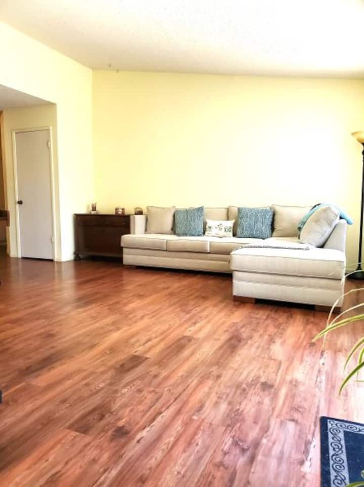 Cheerful 4 Bedroom Home With An Indoor Fireplace - ロンポク, CA