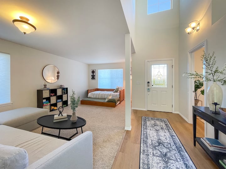 Жилищно пространство с детска площадка за игра, 2 единични легла и разтегателен диван.