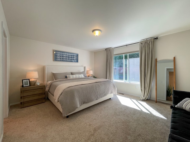 Главна спалня с суперголямо двойно легло. 
Поискайте матрак и плюшено спално бельо за допълнителен гост.