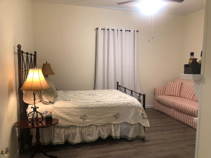 Queen Bed; აქვს დივანი და კომოდი ოთახში; საათი USB პორტებით; ხმის აპარატი ოკეანით, ფრინველები, თეთრი ხმაური და ა.შ.