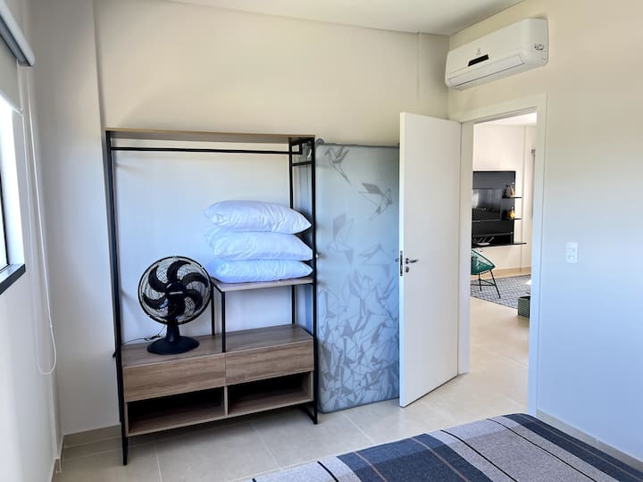 Spálňa s manželskou posteľou (matrac Queen) + dva náhradné samostatné matrace