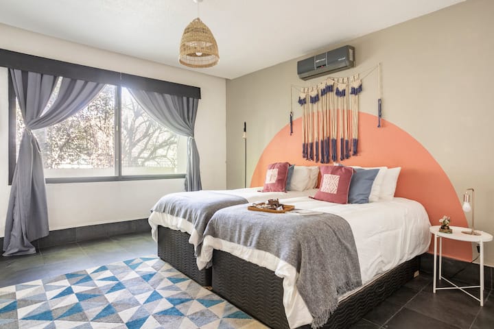 Dhoma 1
- dy krevate dopio "push" së bashku si një madhësi "king" 
-dyshek dysheku me dy krevate foleje
- divan krevat dopio