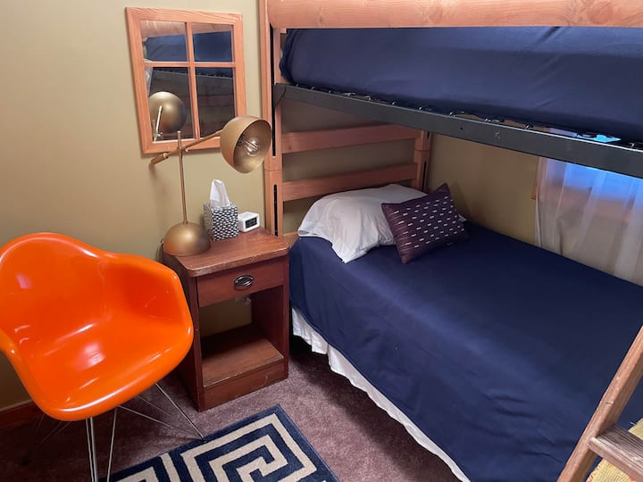 Une autre vue sur la 2e chambre.