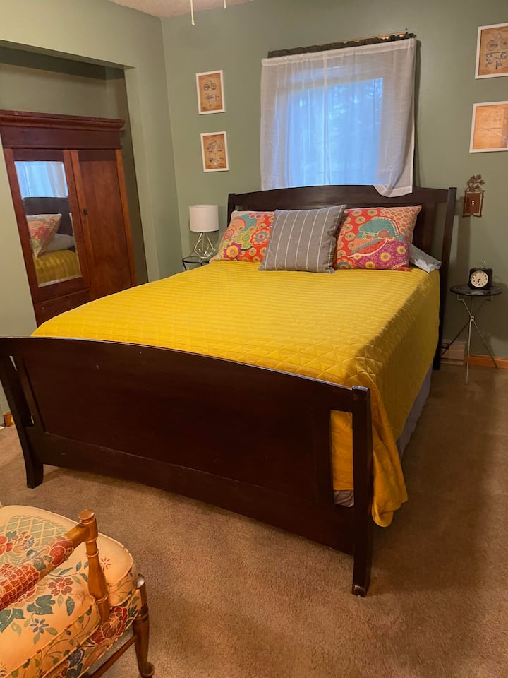 Chambre principale super confortable avec lit queen size et beaucoup de rangements pour les vêtements, etc.