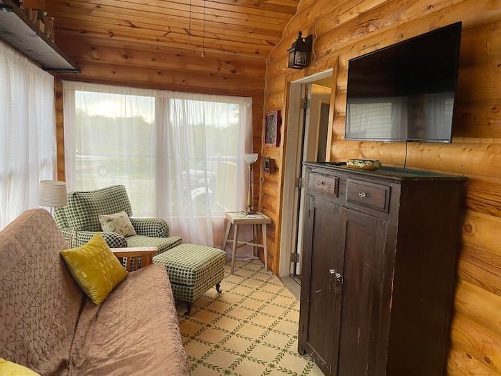 La véranda dispose de 2 énormes chaises/ottomans confortables avec un canapé/lit futon gigogne pleine grandeur et une télévision connectée à écran plat.  Tellement de lumière du soleil !  