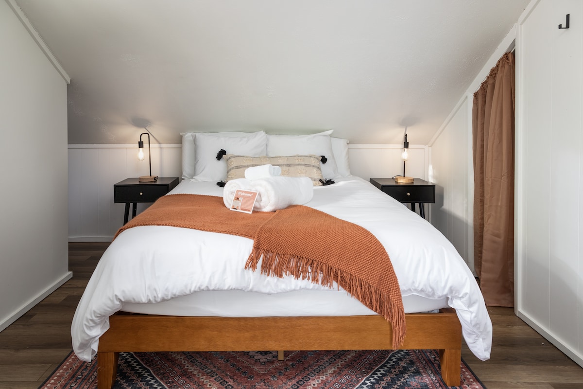 Ги гледате светилките на страничните маси? Имаат вградени УСБ полначи, така што не мора да се грижите ако сте заборавиле дека сте го блокирале полнењето!