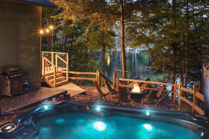 Lakefront Cottage: Hot Tub, Fireplace, Fire Pit