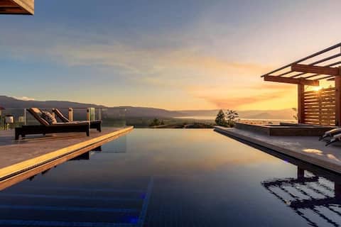 Exclusive 5 Bdrm Luxury Estate 
Stunning Lake View