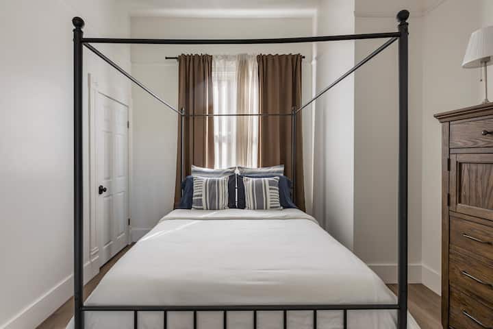 ห้องนอนใหญ่พร้อมเตียงควีนไซส์