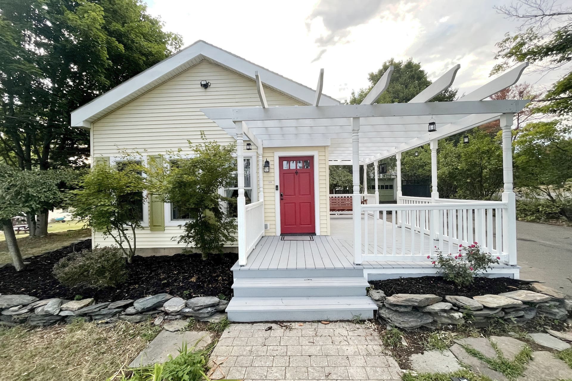 Bright, Airy Home in Hudson!