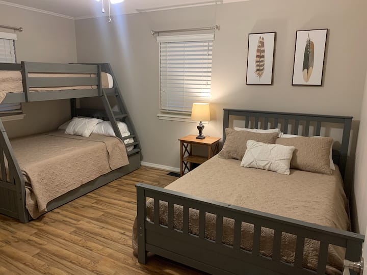 חדר שינה מס '2: מיטה מלאה ומיטת קומתיים (זוגית מלאה) עם מאוורר תקרה