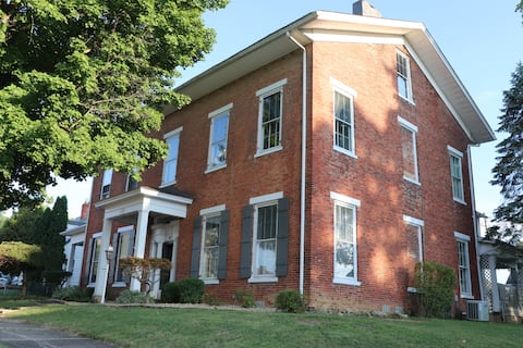 Charming Historic District 3-Bedroom Apartment