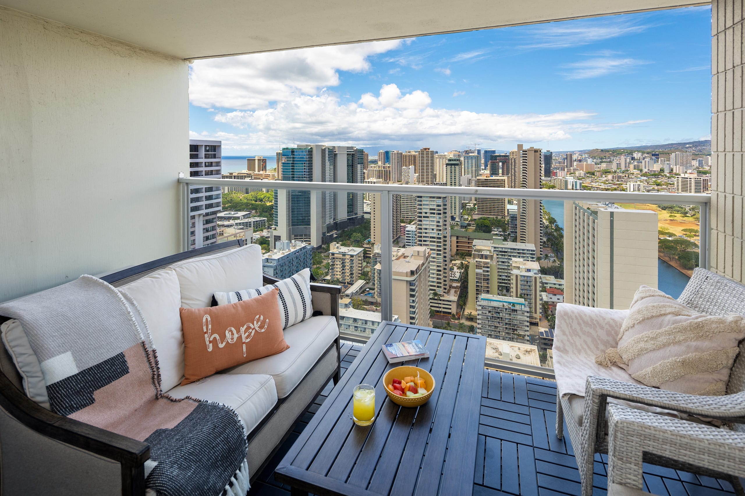 Condo in Honolulu · ★4.91 · 1 bedroom · 3 beds · 1 private bath - Image 35
