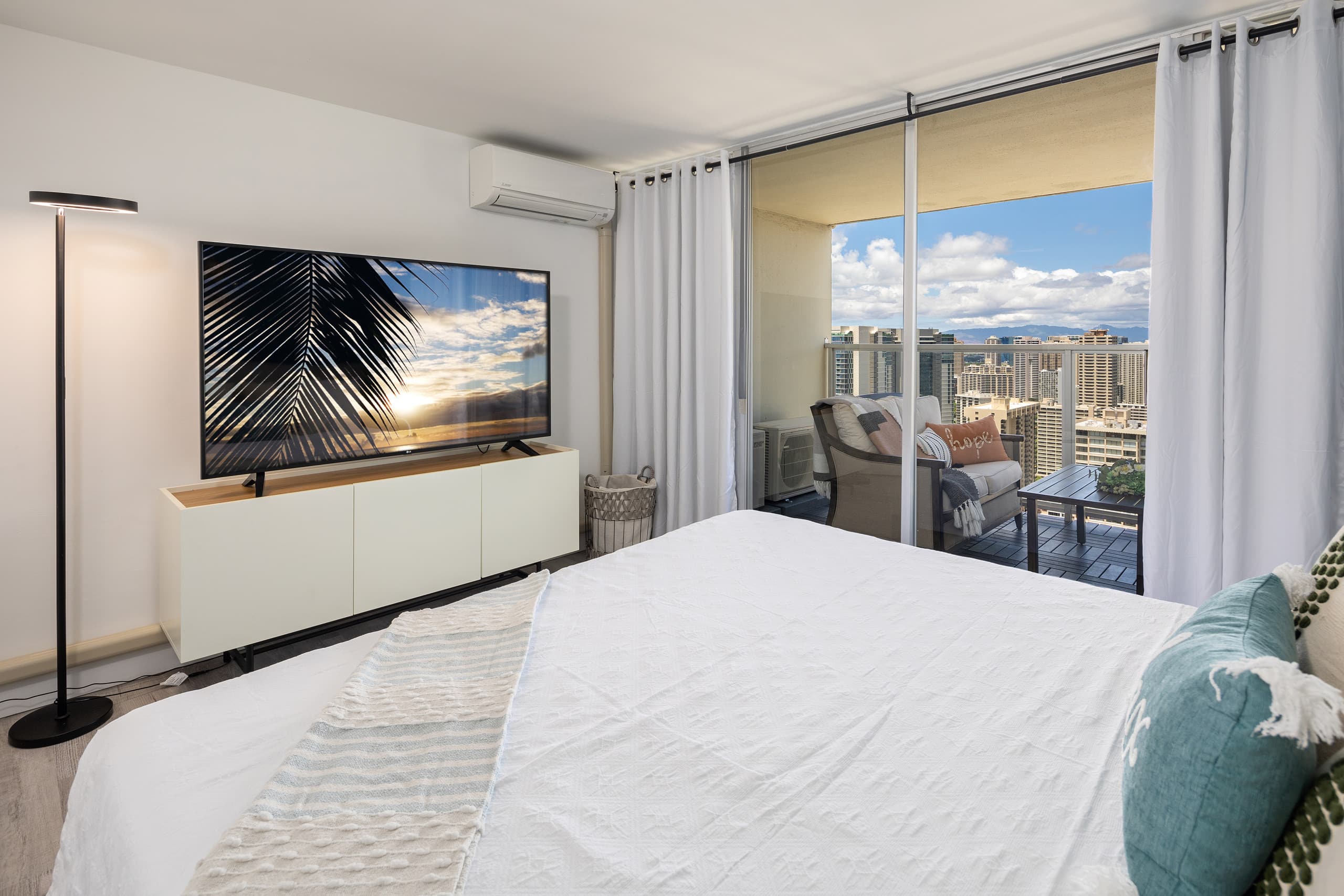 Condo in Honolulu · ★4.91 · 1 bedroom · 3 beds · 1 private bath - Image 15