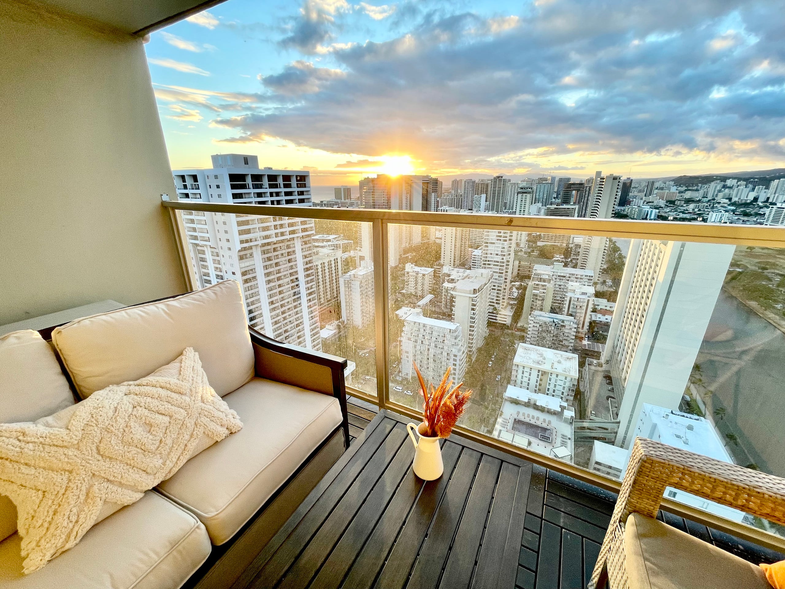 Condo in Honolulu · ★4.91 · 1 bedroom · 3 beds · 1 private bath - Image 41