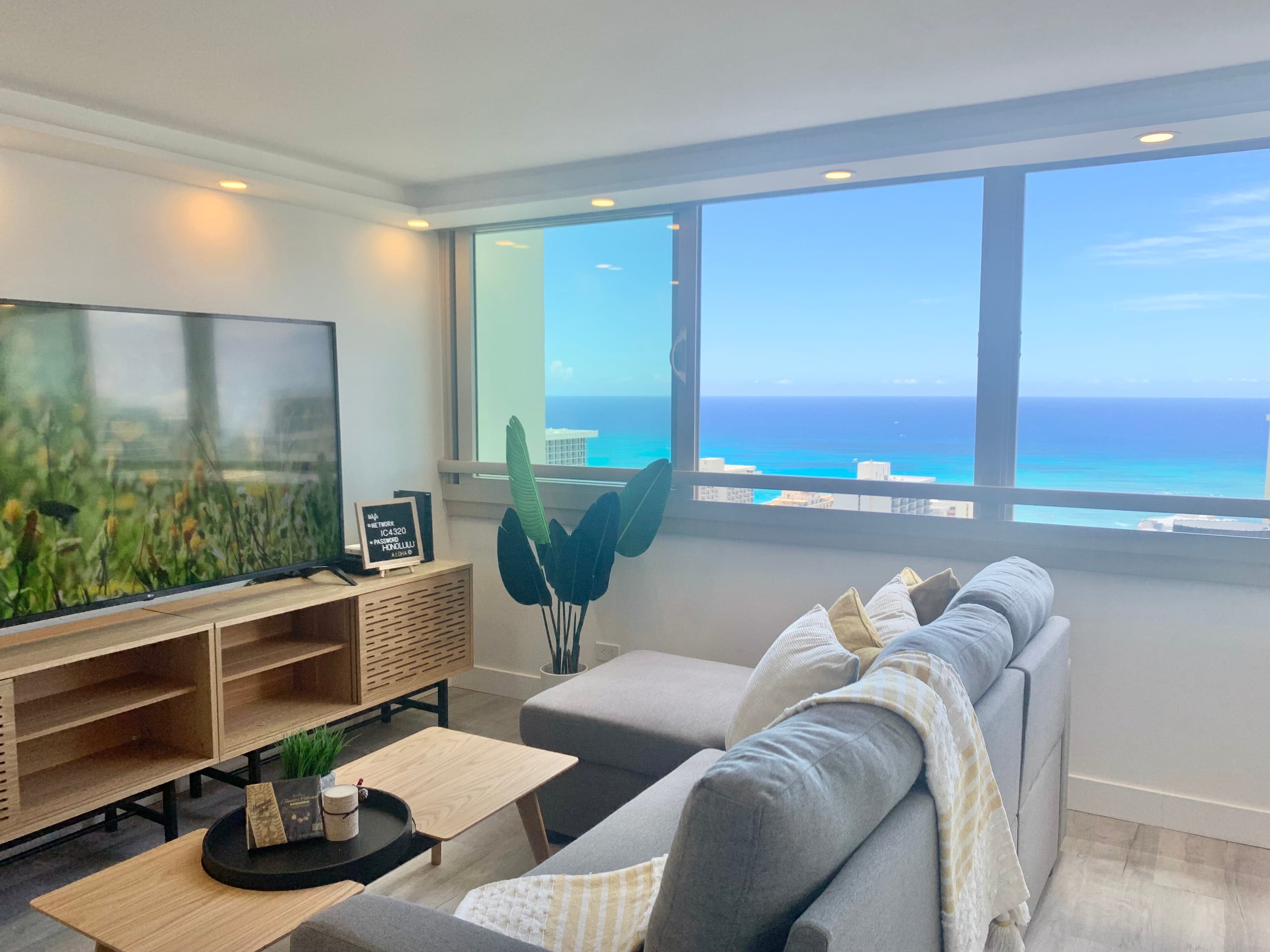 Condo in Honolulu · ★4.91 · 1 bedroom · 3 beds · 1 private bath - Image 2