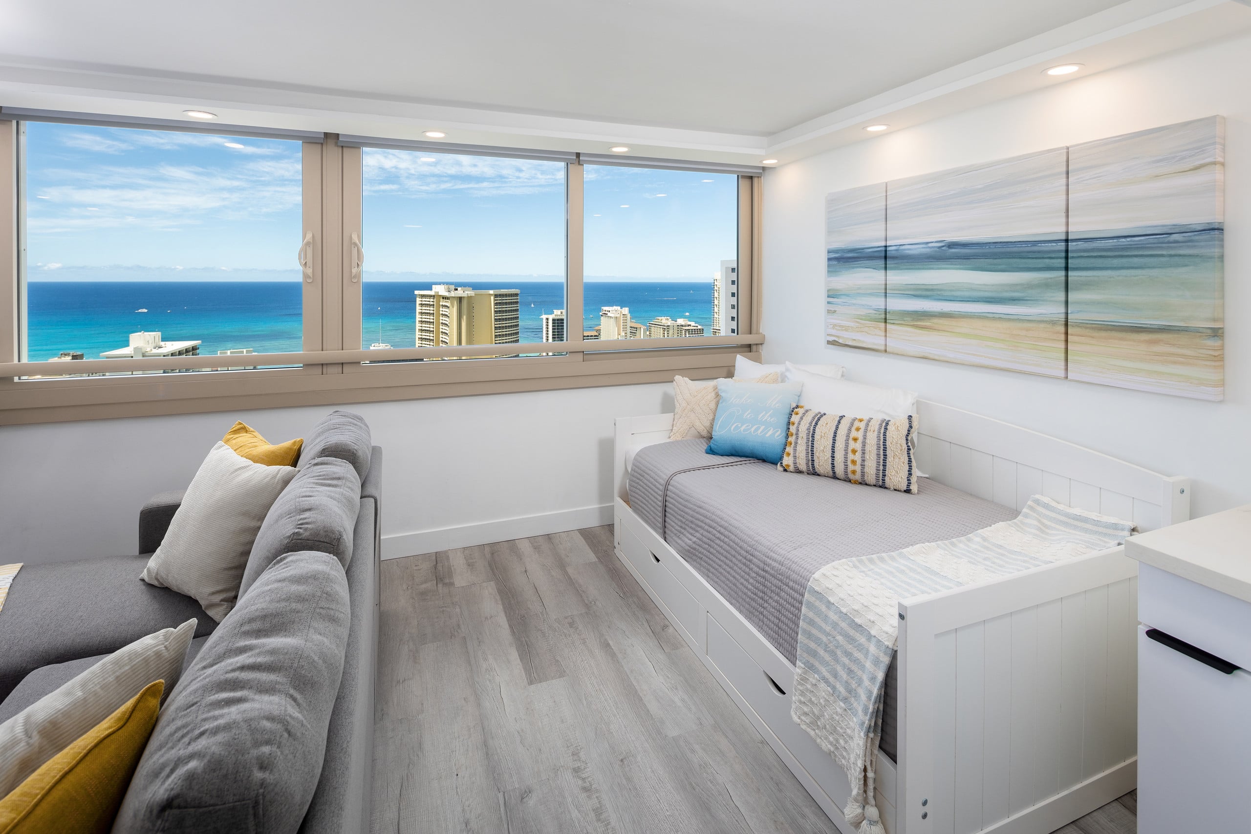 Condo in Honolulu · ★4.91 · 1 bedroom · 3 beds · 1 private bath - Image 4