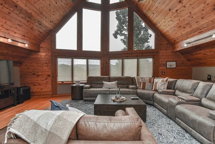 Chalet with Hot tub, Sauna, & Firepit gallery image 2