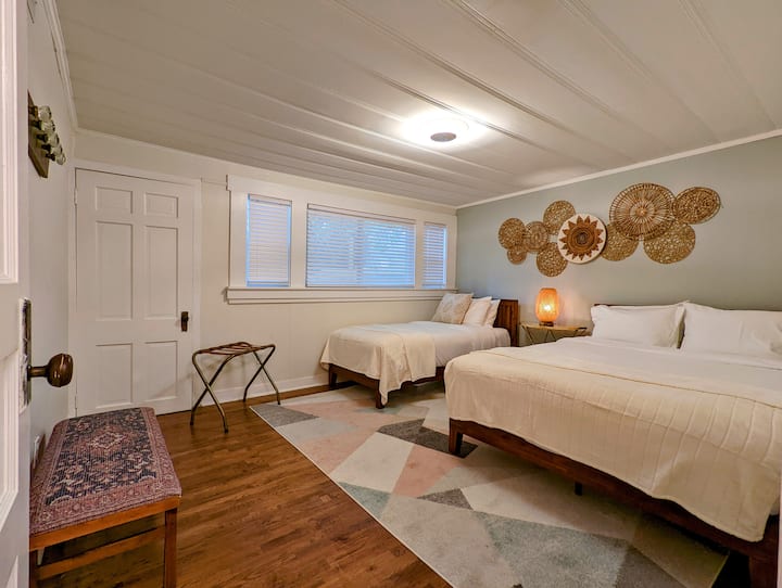 Dhoma e tretë e gjumit është mjaft e madhe për të vendosur rehat si një krevat dopio ashtu edhe një krevat dopio, secila me një dyshek me shkumë memorie cilësore të hotelit. Hidhu në një kulm nga dritarja dhe do të mahnitesh nga dritat vezulluese të oborrit të pasmë.