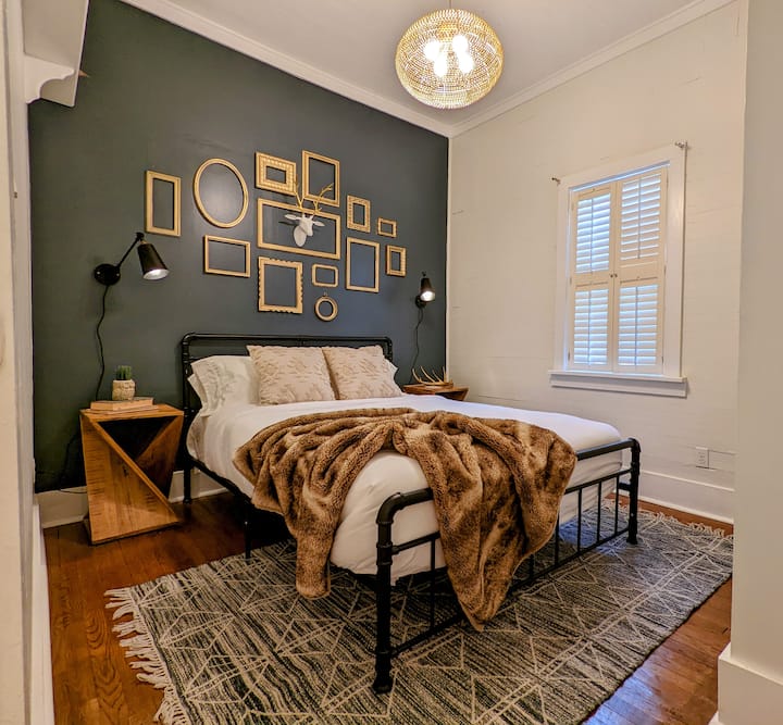 Dhoma jonë e dytë e gjumit ka një krevat dopio "queen" dhe dyshek me shkumë memorie cilësore në hotel. Do të magjepsesh nga dekori mahnitës dhe historia e jashtëzakonshme e kësaj dhome antike.