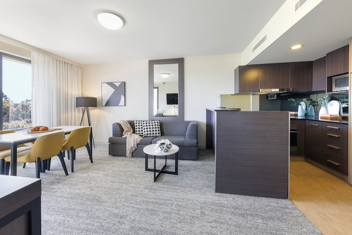Spacious 2 Bedroom, 2 Bathroom Apt Balcony & Pool - Blacktown