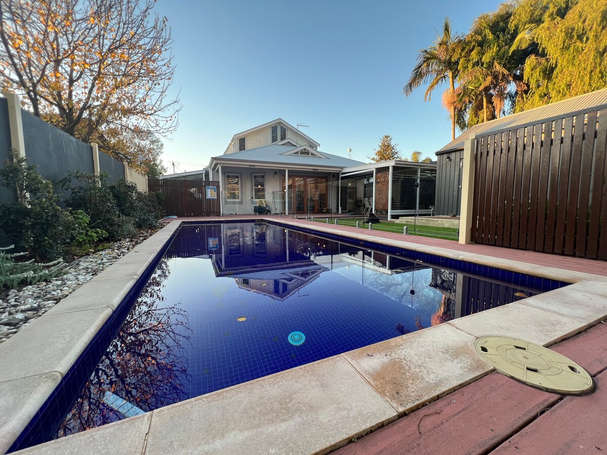 Top Airbnb: Entire huge house 400m to sand and square en Henley Beach