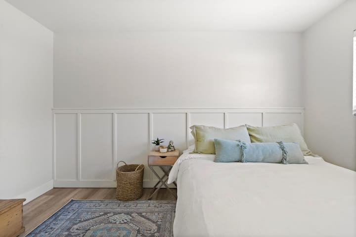 חדר אורחים (יש גם חלל עבודה, מוניטור וכיסא משרדי)